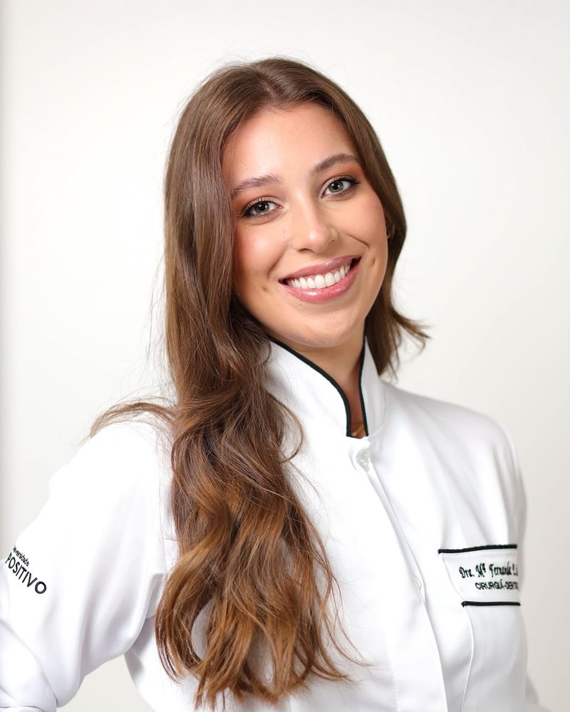 Dra. Maria Fernanda Perusso Lisboa, cirurgiã-dentista em Chapecó, de jaleco branco